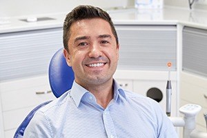 Man visiting dentist to prevent dental emergencies